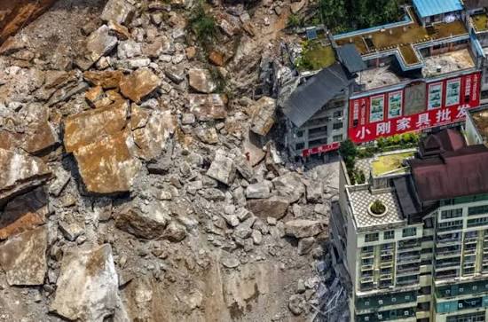 Un alud sepulta edificios enteros y deja decenas de desaparecidos en China
