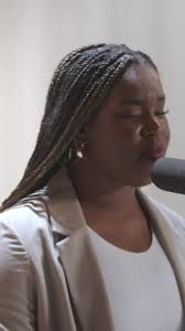 Mi alma muchas piensa en detenerse, pero es ahí donde tu me abrazas🥺 Hoy a  las 7pm estará disponible en mi canal de Youtube