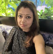 I've met so many artists in the world that don't get recognised and have to  have day-jobs to sustain. Mannu works in a bank in the day but he really  wants to