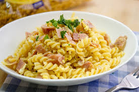 Peas and ham are a classic pairing for a good reason. German Ham And Egg Noodles Schinkennudeln Elle Republic