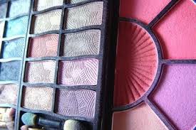 Dann sehen beim herbsttyp rötliche, kräftig rote oder auch honigblonde haare prima aus. Braune Augen Und Blonde Haare Typgerechte Make Up Tipps Fur Die Augen