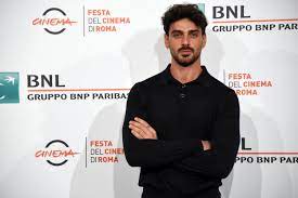 Michele morrone is an italian actor and singer who has worked in italian and polish films. Michele Morrone Steckbrief Bilder Und News Web De