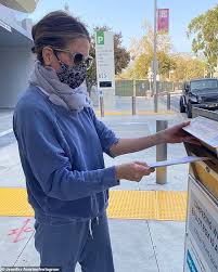 See more ideas about jennifer lopez, jennifer, jenifer lopez. Jennifer Aniston Endorses Joe Biden And Shares Photo As She Votes Aktuelle Boulevard Nachrichten Und Fotogalerien Zu Stars Sternchen
