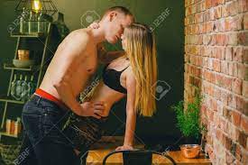 彼氏と彼女のキッチンでロマンチックなセックス の写真素材・画像素材. Image 82418303.