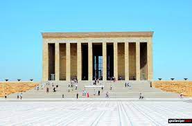 1 el mausoleo se localiza en la ciudad de ankara y fue diseñado por los arquitectos emin onat y orhan arda, quienes resultaron ganadores de un concurso organizado por el gobierno turco en 1941. Anitkabir Rehberi Nerede Ziyaret Saatleri Ve Giris Ucretleri