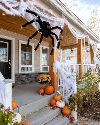 Creative front porch ideas deliver unforgettable Halloween charm guests notice instantly. Mix bold pumpkins, playful spider webs, and glowing lanterns for a stand-out festive entryway.