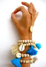 Bracelet Bois Flotte Cauris En Bois Perle Avec Une Coquille Etsy Beaded Cowrie Shell Wooden Beads