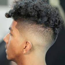 Este es un estilo de pelo muy cortito en la zona de arriba, que va desvaneciéndose. Peinados Rizados Para Hombres Los Mejores Estilos