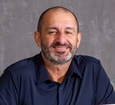 A tragédia do Rio Grande do Sul vista pelos olhos de um jovem surfista  adolescente