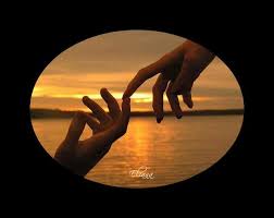 Due Mani Che Si Sfiorano Si Cercano Si Uniscono Due Labbra Che Si Toccano Si A Bellissimi Sfondi Immagini Corpo