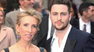 Мать — домохозяйка, отец — инжене. Photos Godzilla London Premiere Aaron Taylor Johnson Et Sa Femme Entoures De Beautes Premiere Fr