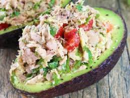 L Avocat Farci Aux Legumes Et Au Thon Pour Un Repas Sante Et Rapide Pret En 5 Minutes Recette Recette Avocat Avocat Farci Repas Sante