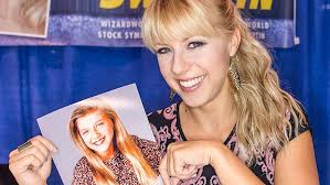 Who's Al Lambert?' Step By Step's Christine Lakin Goes Unrecognized in  Hilarious Hollywood Darlings Preview