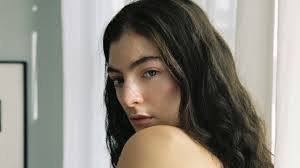 Please keep your flair lorde related. Lorde Zeigt Sich Blond Im Neuen Musikvideo Zu Mood Ring Musikexpress