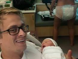 Vrou se pyn ná man sterf, en sy 4 dae later in dieselfde hospitaal geboorte  skenk