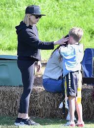 Tennessee james toth is one of those lucky kids who is born to a celebrity family. Reese Witherspoon Spends Quality Time With Her Family At Seven Year Old Tennessee S Soccer Practice Readsector