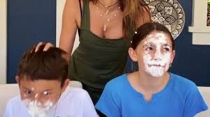 Switch to the dark mode that's kinder on your eyes at night time. Alessandra Ambrosio Druckt Kinder Gesichter In Sahne Promiflash De