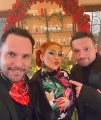 Christina Aguilera junto al dúo SanLuis Music, ellos salieron del  reconocido grupo venezolano Voz Veis y compusieron el tema 'La Reina'. #Edu
