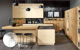 Another pragmatic kitchen decorating idea is adding a chalkboard to jot down notes, events, grocery lists or recipes, as well as a big calendar that the family can all contribute to. Pronorm Einbaukuchen
