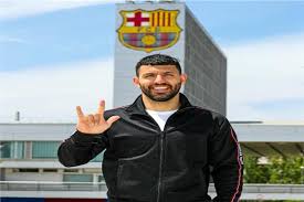 أجويرو الأرجنتيني ، لاعب برشلونة الإسباني زار ملعب كامب نو فور توقيعه على عقود. Fl1o7bcg6baeym