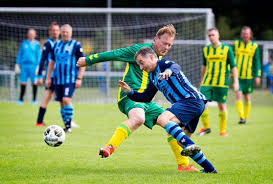 Voetbal!.iedereen is er dol op. Voetballen In Coronatijd Dat Is Thuis Omkleden Met Twee Man Douchen Binnenland Ad Nl