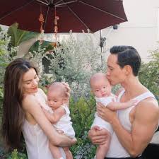 Kim lý nói trôi chảy 4 thứ tiếng thụy điển, anh, pháp và tây ban nha nhưng lại không rành tiếng sinh ra trong gia đình có truyền thống giáo dục nhưng kim lý lại có hướng đi riêng so với anh em. Kim Ly Home Facebook