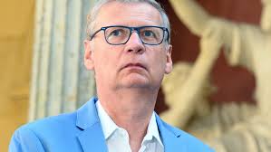 Laura brodda quasselte und quasselte, unterbrach den moderator und nervte ihn so lange, bis sogar jauch die contenance verlor. Gunther Jauch Corona News Wer Wird Millionar Moderator Mit Coronavirus Infiziert Sudwest Presse Online