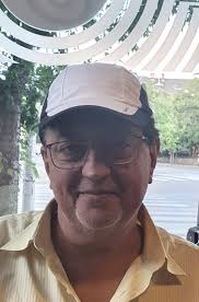 Az izraeli hadsereg tájékoztatása szerint légicsapásokat mértek az Irán  déli részén fekvő Bandar-Abbász városára, egy fegyverraktárat és pilóta  nélküli légi járművek telephelyeit célozták.