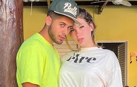 O casal influente nas redes sociais comemorou a data com declarações apaixonadas no instagram. Ze Felipe Aparece Em Tom De Serenata Tocando Violao Para Virginia Ofuxico