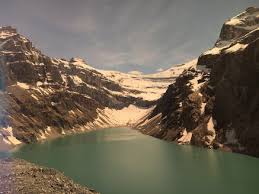Die längste staumauer der schweiz soll zu einer riesigen solaranlage werden. Schweiz Glarus Linthal Schneebedeckte Berge Und Muttsee Stockfoto
