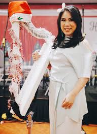 Seringkali alat musik ini diilustrasikan bersama dengan para malaikat.bentuknya tinggi, umumnya berwarna emas, dan memiliki senar.biasanya berbentuk dasar segitiga.seringkali hadir bersamaan dengan orkestra simfoni, bersamaan dengan suara vokal, suara flute, atau bisa juga dengan jazz bass dan drum. Kenalan Dengan Harpis Muda Berbakat Indonesia Maria Pratiwi
