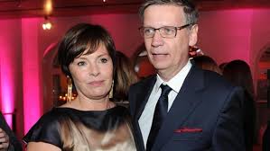 Im interview der deutschen dafür lernen wir einen männlichen pinguin kennen, der für frau und kind kilometerweit laufen und dann im meer. Europaischer Gerichtshof Gunther Jauch Verliert Klage Wegen Hochzeitsfotos