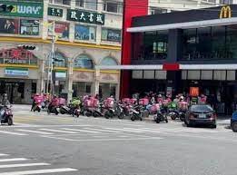It之家7月22日消息 麦当劳同样的套餐外卖价格比堂食价格贵，这个现象你发现了吗？ 据《中国消费者报》报道，近日有网友反映麦乐送的麦香鱼套餐价格为32元，而同样的套餐在麦当劳店内只需21元。 点麦乐送外卖，消费者还需要另外支付近10元的外送费。 记者进行了体验调查发现. P1k83 Ocx2a2em