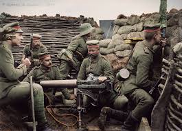 Première guerre mondiale \pʁə.mjɛʁ ɡɛʁ mɔ̃.djal\ féminin singulier. Groupe De Soldats Allemand Aux Tranchees Militargeschichte Deutsches Heer Erster Weltkrieg
