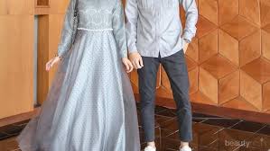 Selain terlihat menarik, pakaian kembar juga akan terlihat lebih menarik. Serasi Bersama Pasangan Inspirasi Outfit Kondangan Couple Muslim