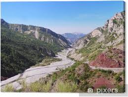 Es liegt im herzen des maurenmassivs, umgeben von korkeichenwälder. Leinwandbild Tal Von Var Fluss In Der Provence Frankreich Pixers Wir Leben Um Zu Verandern