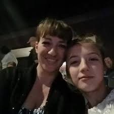 Who is the best hair stylist in Columbia City for trims and highlights?