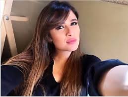 بدأت في تقديم الإعلانات في سن الثانية عشرة من عمرها عن طريق إحدى صديقات والدتها التي تدير شركة لإنتاج الإعلانات، وبعد ذلك رشحت للتمثيل في مسلسل امرأة من زمن الحب الذي. Ø¨Ø§Ù„ØµÙˆØ± ÙŠØ§Ø³Ù…ÙŠÙ† Ø¹Ø¨Ø¯ Ø§Ù„Ø¹Ø²ÙŠØ² Ø¨Ø§Ø·Ù„Ø§Ù„Ø© Ø§ØºØ¶Ø¨Øª Ù…ØªØ§Ø¨Ø¹ÙŠÙ‡Ø§ Ø¨Ù†Ø­Ø§ÙØªÙ‡Ø§ Ø§Ù„Ø²Ø§Ø¦Ø¯Ø© ØµØ¨Ø§ÙŠØ§ Ø³ØªØ§ÙŠÙ„