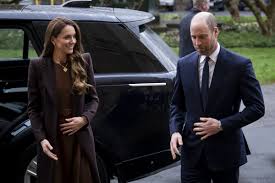 Presente de William? Kate Middleton surge com novo pingente em visita oficial a Londres