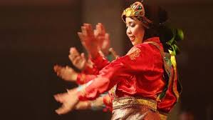 Seni tari adalah sebuah jenis kesenian, yang didalamnya mengandung unsur makna dan kesan yang datang dari berbagai peristiwa di masa lalu. 30 Macam Macam Tarian Dan Daerah Asalnya Indonesia Kaya Budaya