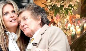 Lady penny lancaster was spotted for the first time out and about in. Rod Stewart S Wife Penny Lancaster Talks Tears On 50th Birthday You Made It Complete Techiazi