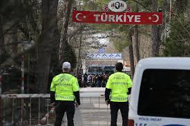 Dilucu sınır kapısı, iğdır ilinin en doğusunda yer alan aralık ilçesinde bulunan türkiye ile azerbaycan'a bağlı nahçıvan özerk cumhuriyeti'ni birbirine bağlayan ve 1992'de hizmete açılan sınır kapısı. Yunanistan Sinirini Otobusle Kapatti Son Dakika Haberleri