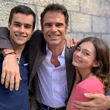 «olhem pelos meus filhos» pedro lima terá pedido aos amigos para cuidarem dos seus cinco filhos e ajudarem a família nas «mensagens de. Pedro Lima Como Nao Bastavam Os Cinco Filhos E Dois Caes Na Vida Real Adoptei Estes Dois Belos Exemplares Da Especie Humana Eu Para Eles Sou O Goncalo Ela Para Nos