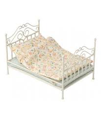 lit en metal vintage avec ses accessoires maileg merci leonie lit vintage lit poupee metal vintage