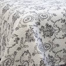 Get your medallion quilt pattern today! Gracewood Hollow Mekuli French Medallion 3 Piece Quilt Set