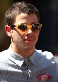 A que junto mas de 6.000 personas que les gusta la canción Introducing me.