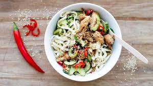 Ein Schalchen Mit Asia Sesam Hahnchen Salat Steht Auf Einem Tisch Rezepte Sesam Hahnchen Lebensmittel Essen