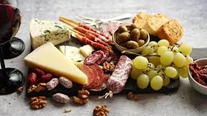 Va vom prezenta astazi cateva idei de platouri care sa va inspire in aranjarea farfuriilor cu aperitive pentru masa de sarbatori. Idei De Platouri Reci Tapas Antipasto Etc È™i Vin