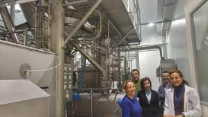 Directivos e técnicos do grupo Lactalis visitan a Aula de Produtos Lácteos  da USC, coa que colaboran en tarefas de análise sensorial