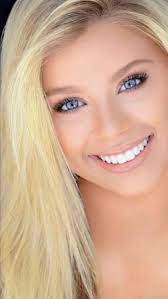 A Beautiful Blonde Haired Lady I Don T Know Her Name And I Guess It Does Not Matter As Long As I Have A Beautiful Girl Face Beautiful Smile Beautiful Blonde
